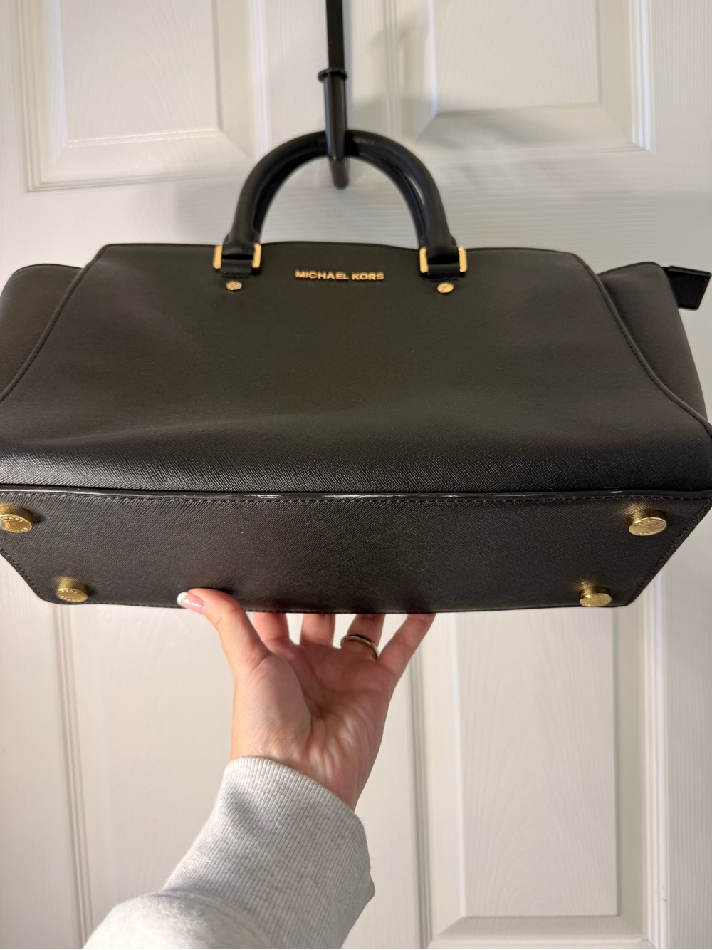 Michael Kors Black Selma Handbag with Gold Hardware with original dust bag - Picture 3 of 15